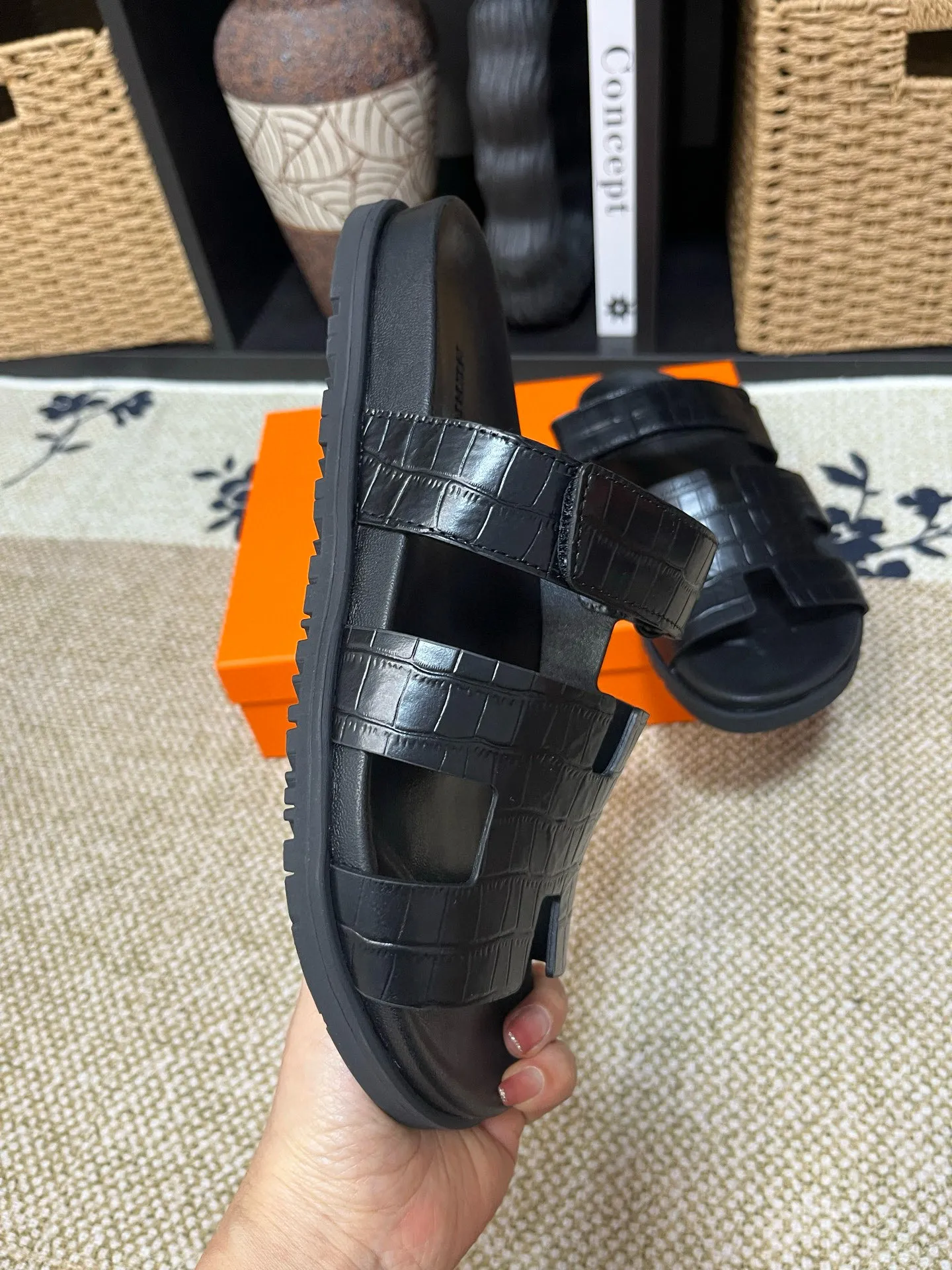 P300 Long-term stock Hermes men’s Kazimir slippers for couples - top quality woven calfskin functional sandals with intertwined uppers inspired by the “H” iconic pattern to create a casual look, perfect for summer. Imported cowhide + cowhide lining + TUP outsole Size: 35-46